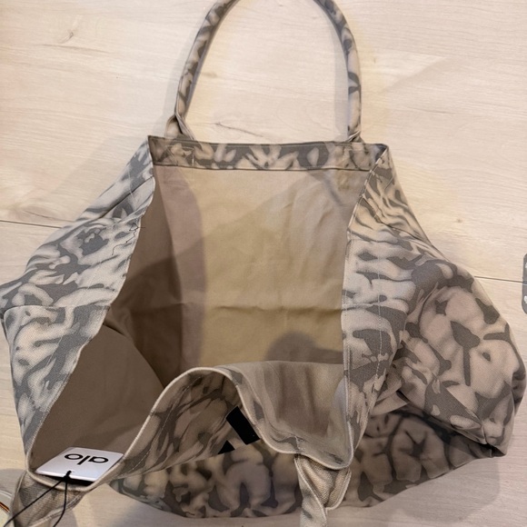 ALO Yoga Tote Bag - Picture 2 of 3